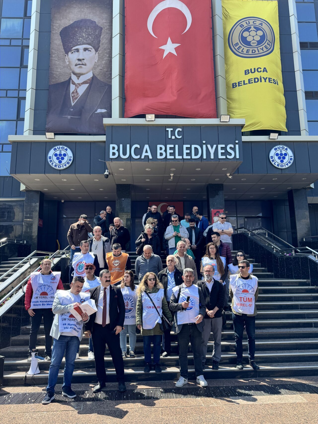 İZMİR (AA) – Buca Belediyesi memurları, toplu sözleşme kapsamındaki alacaklarının