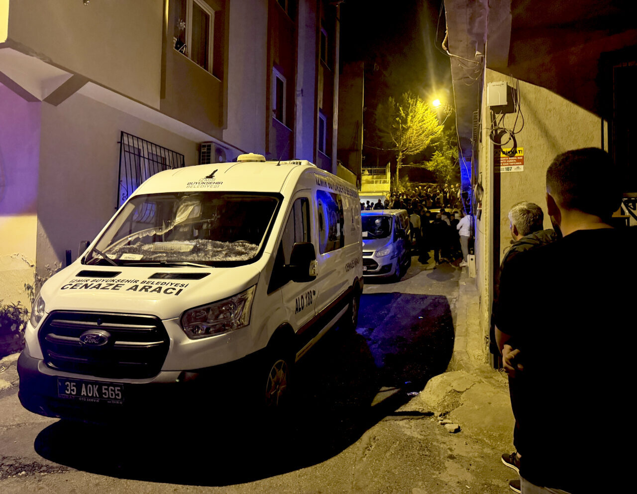 İZMİR (AA) – İzmir'in Buca ilçesinde eşini evinde tabancayla öldüren