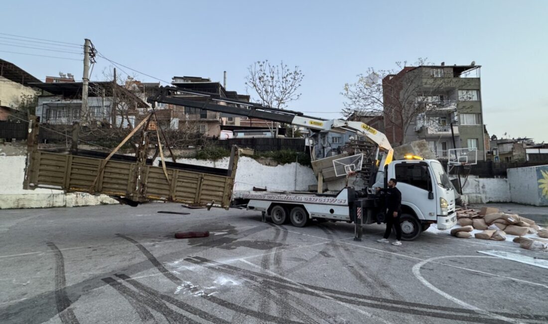 İZMİR (AA) – İzmir'in Konak ilçesinde freni patlayan kamyonun elektrik