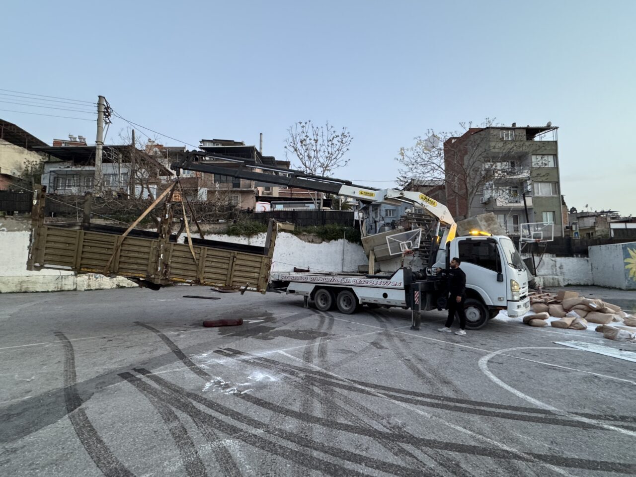 İZMİR (AA) – İzmir'in Konak ilçesinde freni patlayan kamyonun elektrik