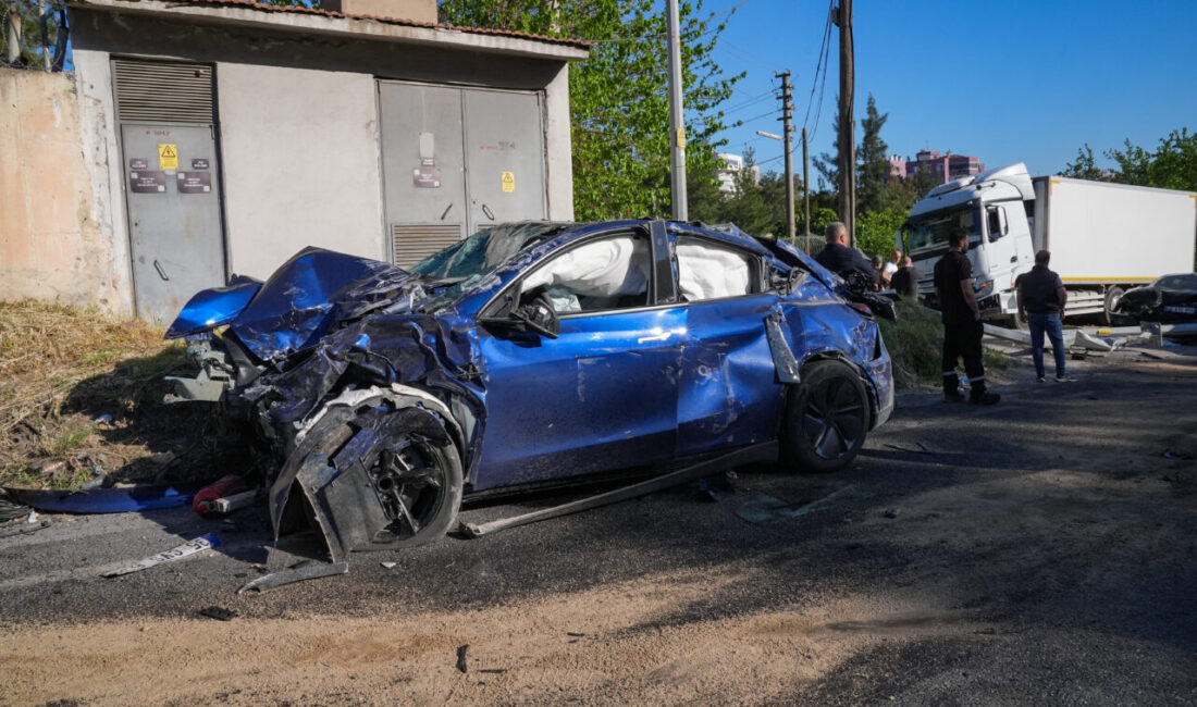 İZMİR (AA) – İzmir'in Bornova ilçesinde freni patlayan tır, içerisinde