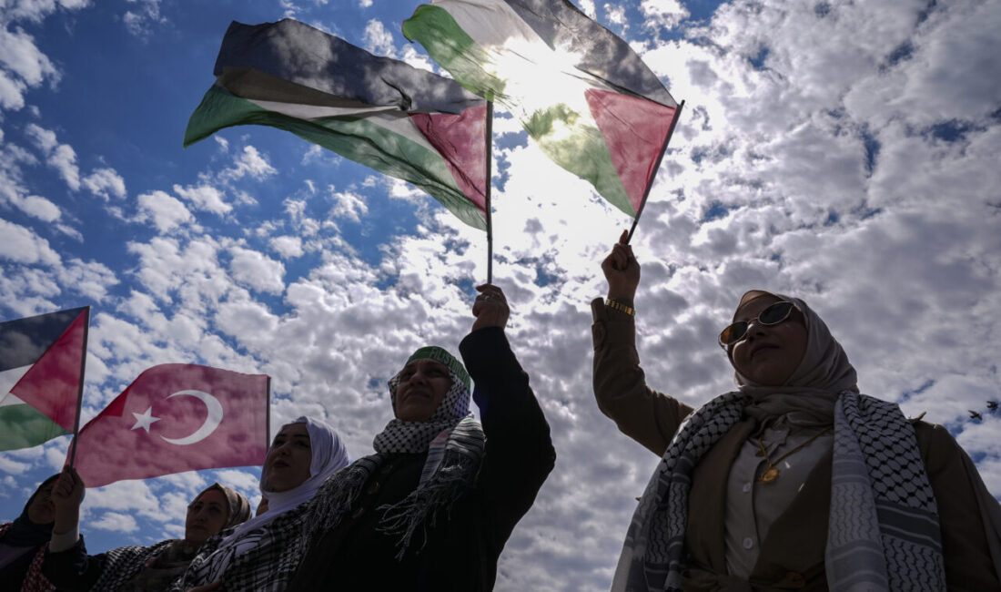 İZMİR (AA) – İzmir'de Filistin'e Destek Platformu üyeleri, İsrail'in Filistinli