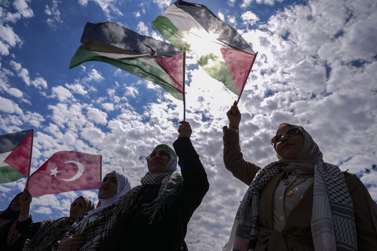 İZMİR (AA) – İzmir'de Filistin'e Destek Platformu üyeleri, İsrail'in Filistinli