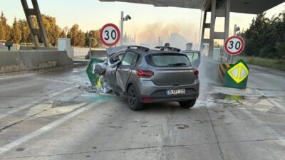 İZMİR (AA) – İzmir'in Menderes ilçesinde beton bariyere çarptıktan sonra