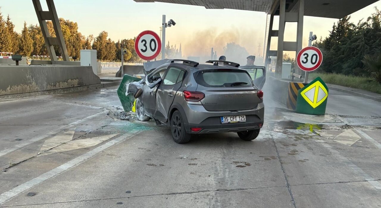 İZMİR (AA) – İzmir'in Menderes ilçesinde beton bariyere çarptıktan sonra