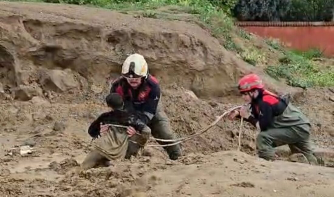 İZMİR (AA) – İzmir'in Torbalı ilçesinde oyun oynadıkları arazide çamura