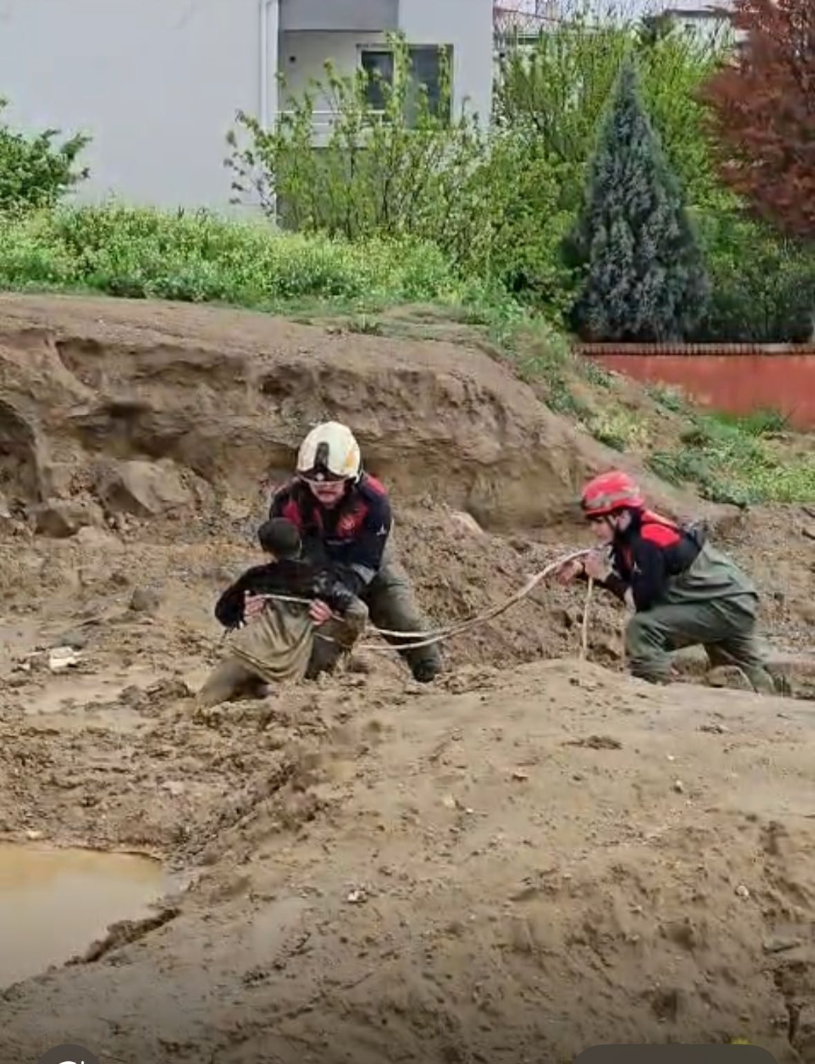 İZMİR (AA) – İzmir'in Torbalı ilçesinde oyun oynadıkları arazide çamura