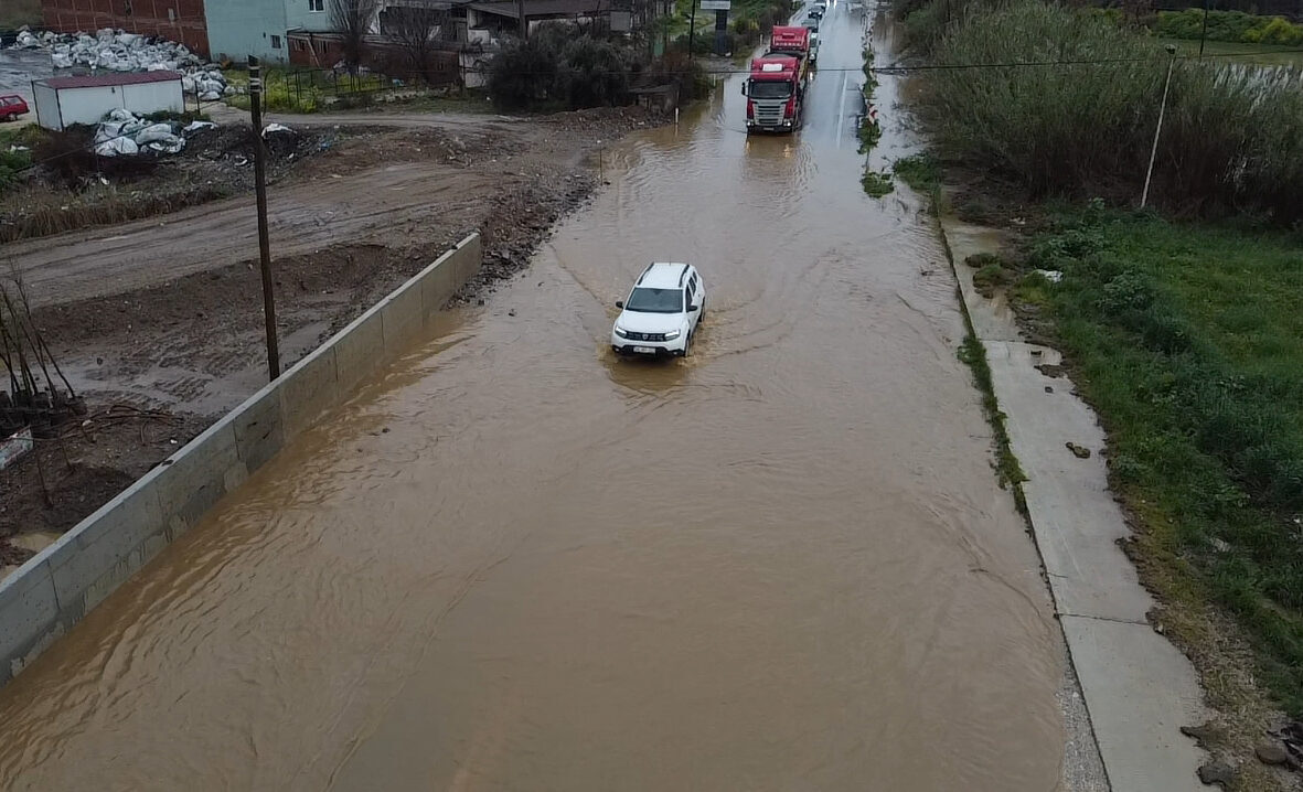 İZMİR (AA) – İzmir'in Ödemiş ilçesinde sağanak nedeniyle tarım arazileri