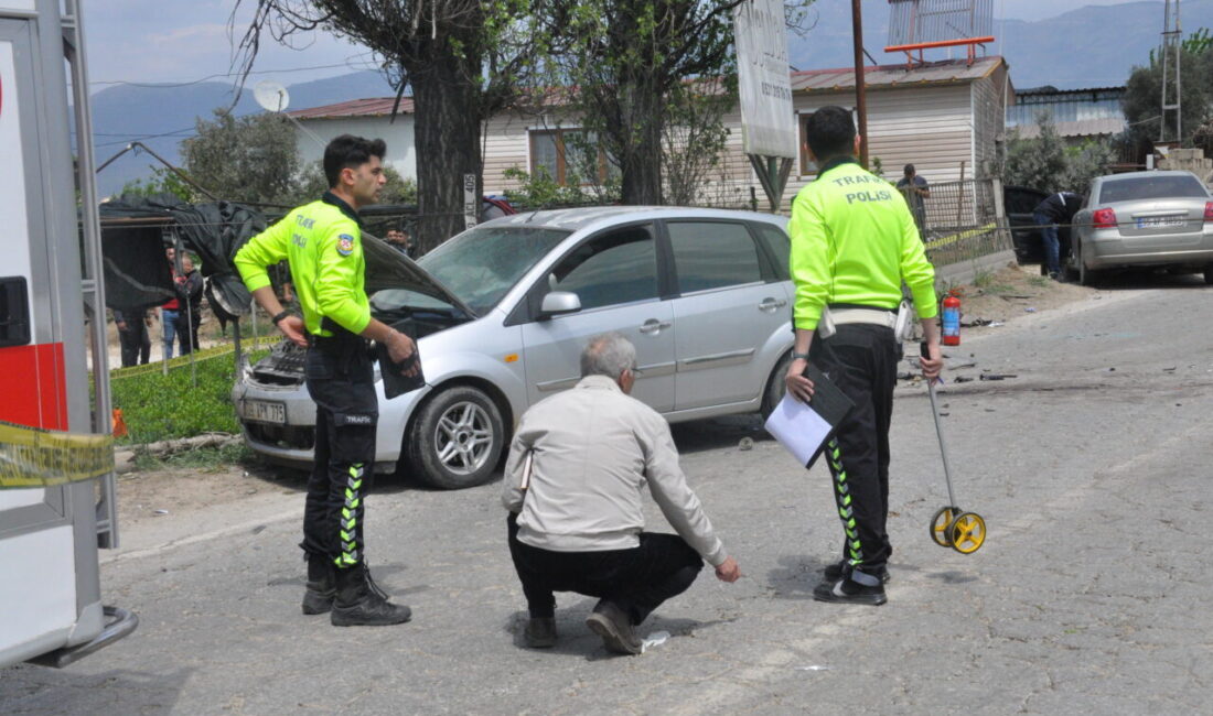 İZMİR (AA) – İzmir'in Ödemiş ilçesinde 3 otomobilin karıştığı zincirleme