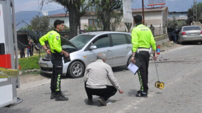 İZMİR (AA) – İzmir'in Ödemiş ilçesinde 3 otomobilin karıştığı zincirleme