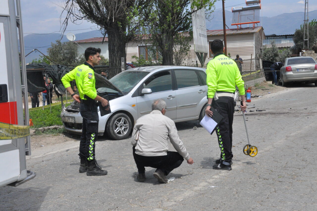 İZMİR (AA) – İzmir'in Ödemiş ilçesinde 3 otomobilin karıştığı zincirleme