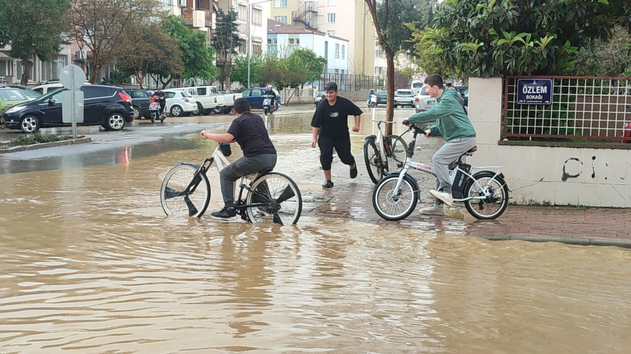 İZMİR (AA) – İzmir'in Ödemiş ilçesinde etkili olan sağanak nedeniyle