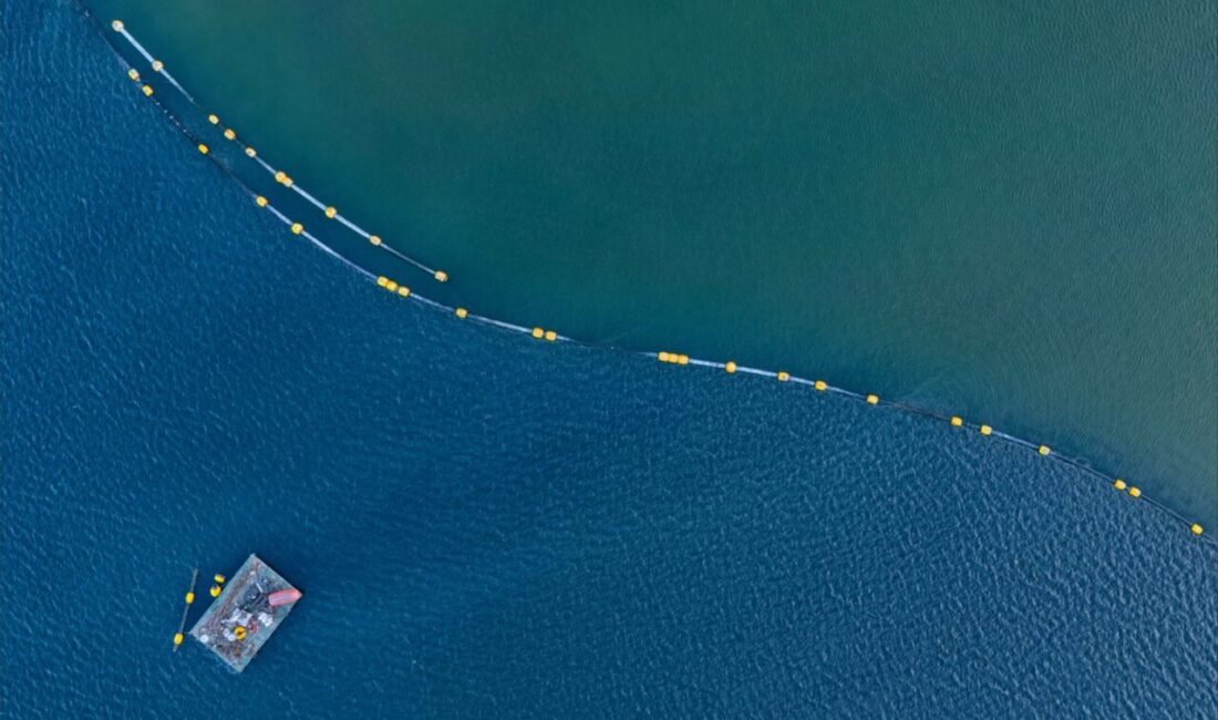 KOCAELİ (AA) – Kocaeli Büyükşehir Belediyesince yürütülen dip çamuru temizliği,