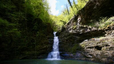 SAMSUN (AA) – Samsun'un Çarşamba ilçesinde bulunan Kabaceviz Şelaleleri, ilkbaharda