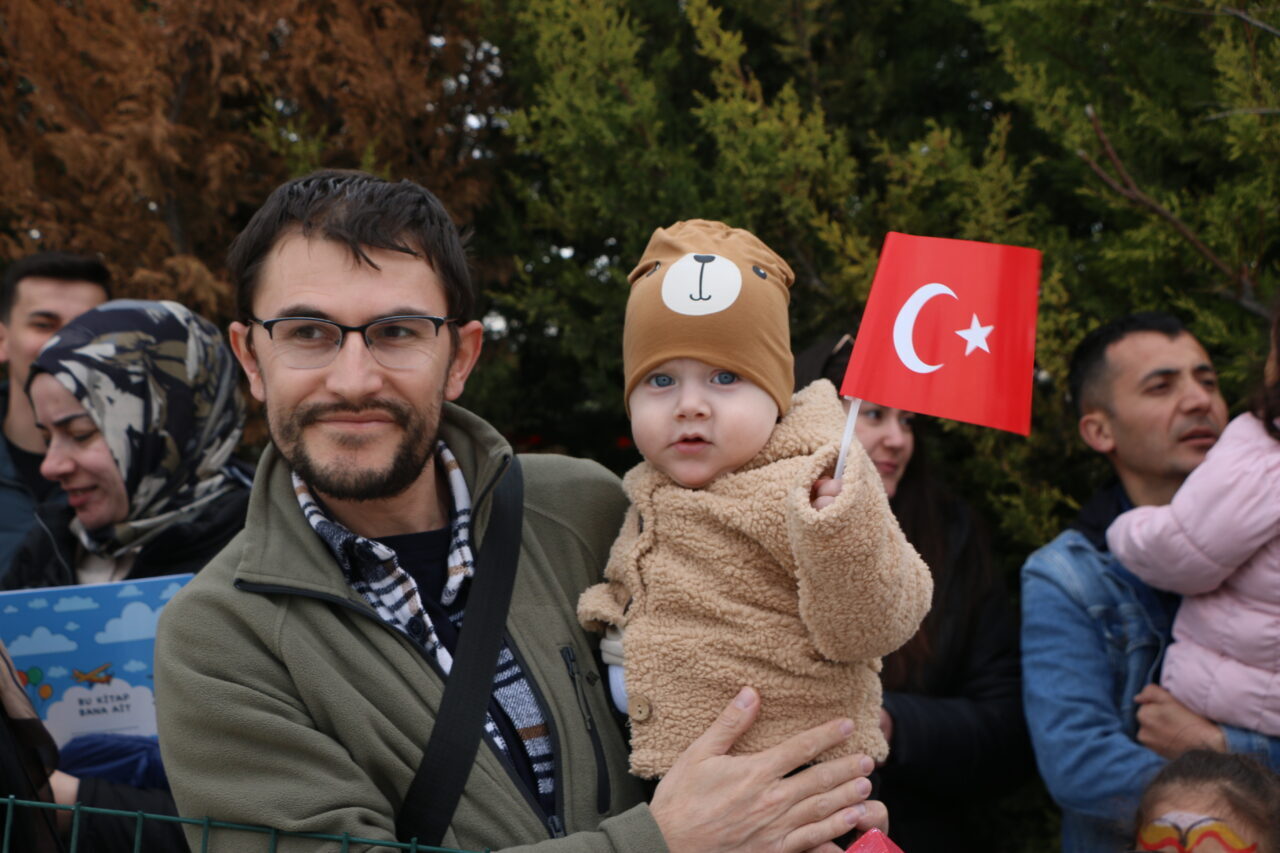 ESKİŞEHİR (AA) – Eskişehir'de Sivrihisar Havacılık Kulübü Derneğince, 23 Nisan