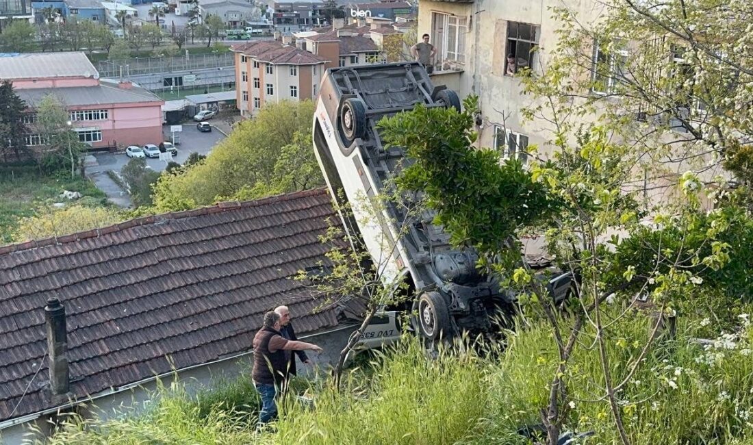 İSTANBUL (AA) – Kağıthane'de gecekondunun çatısına devrilen okul servisinin sürücüsü