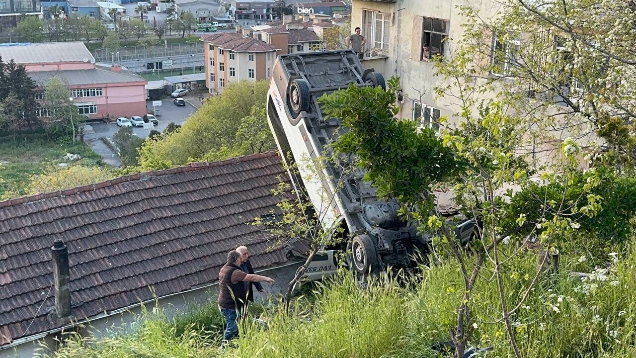 İSTANBUL (AA) – Kağıthane'de gecekondunun çatısına devrilen okul servisinin sürücüsü