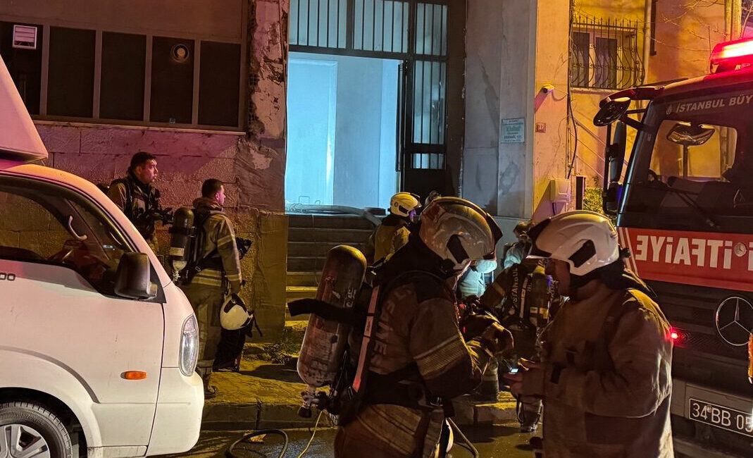 İSTANBUL (AA) – Kağıthane'de tekstil atölyesinde çıkan yangın, itfaiye ekiplerinin