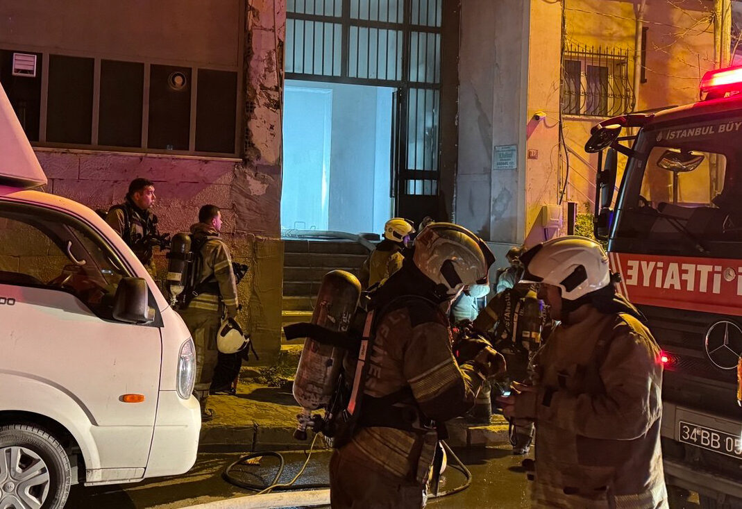 İSTANBUL (AA) – Kağıthane'de tekstil atölyesinde çıkan yangın, itfaiye ekiplerinin