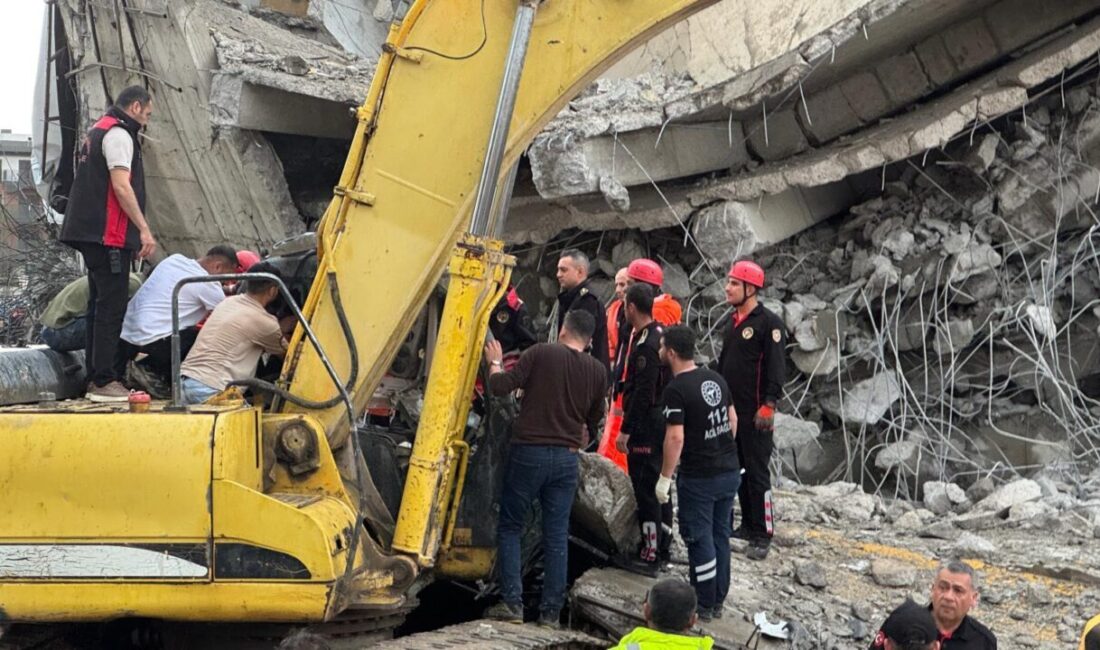 - Enkazın altında kaldığı değerlendirilen operatörün kurtarılması için çalışma başlatıldı