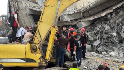 - Enkazın altında kaldığı değerlendirilen operatörün kurtarılması için çalışma başlatıldı