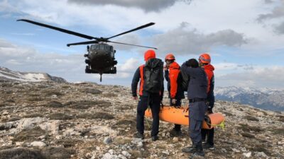 - Cenaze, sarp ve kayalık arazi nedeniyle askeri helikopterle bulunduğu