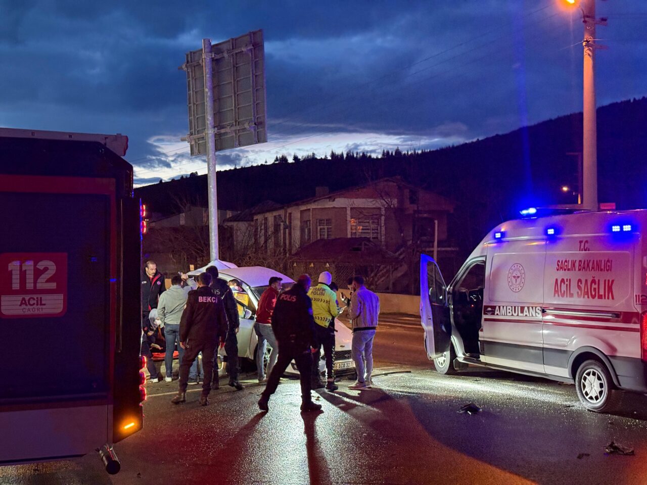 KAHRAMANMARAŞ (AA) – Kahramanmaraş'ın Göksun ilçesinde iki otomobilin çarpışması sonucu