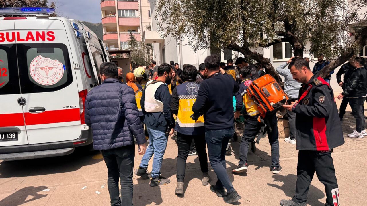 - Vali Mükerrem Ünlüer:
- "Bir okulumuzda üzücü bir olay yaşandı.