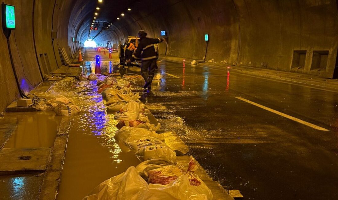 KAHRAMANMARAŞ (AA) – Kahramanmaraş'ta aralıklarla süren sağanak hayatı olumsuz etkiliyor.