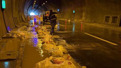KAHRAMANMARAŞ (AA) – Kahramanmaraş'ta aralıklarla süren sağanak hayatı olumsuz etkiliyor.