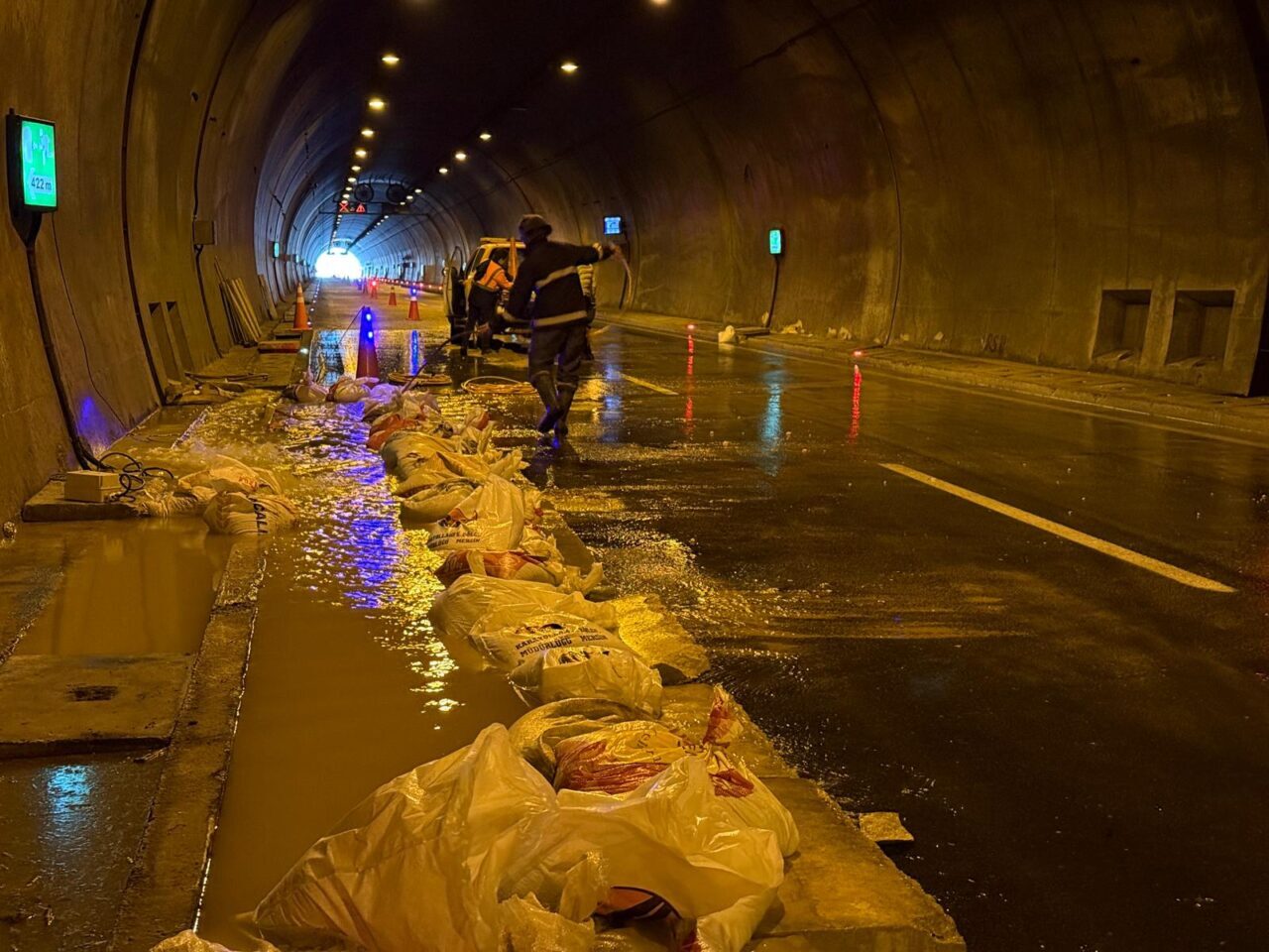 KAHRAMANMARAŞ (AA) – Kahramanmaraş'ta aralıklarla süren sağanak hayatı olumsuz etkiliyor.