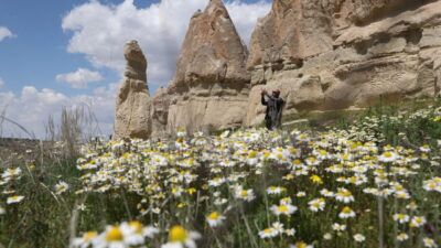 NEVŞEHİR (AA) – Kapadokya’da baharın gelişiyle peribacaları rengarenk çiçeklerle buluştu.