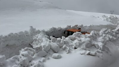 - Karayolları ekipleri, 2 bin 390 rakımlı Sipikör Geçidi'nde, yoğun