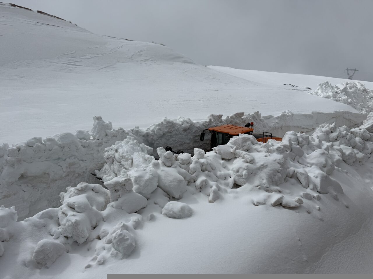 - Karayolları ekipleri, 2 bin 390 rakımlı Sipikör Geçidi'nde, yoğun