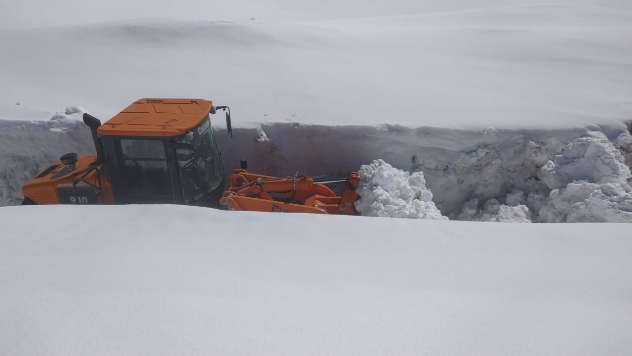 KARS (AA) – Yoğun kar ve tipi nedeniyle ulaşıma kapanan