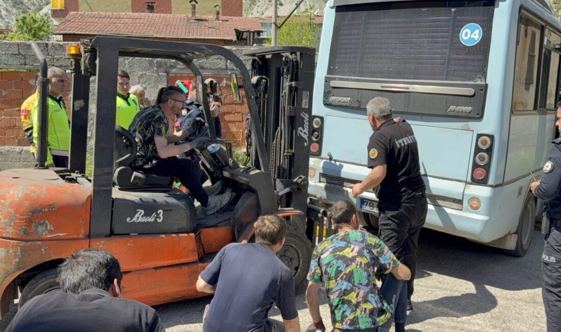 KARABÜK (AA) – Karabük'te motosikletin minibüsün altında kalması sonucu yaralanan