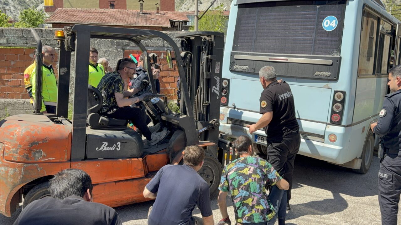 KARABÜK (AA) – Karabük'te motosikletin minibüsün altında kalması sonucu yaralanan