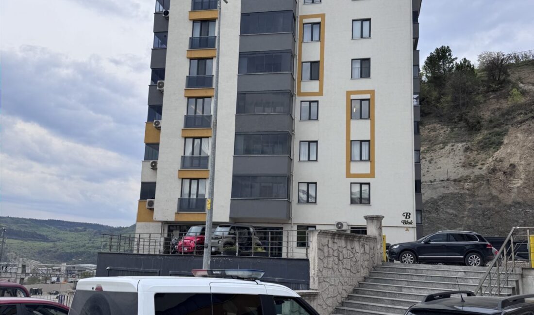 KARABÜK (AA) – Karabük'te 78 yaşındaki adam yaşadığı apartman dairesinin