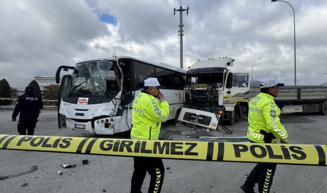 KARAMAN (AA) – Karaman'da fabrika işçilerini taşıyan midibüs ile tırın