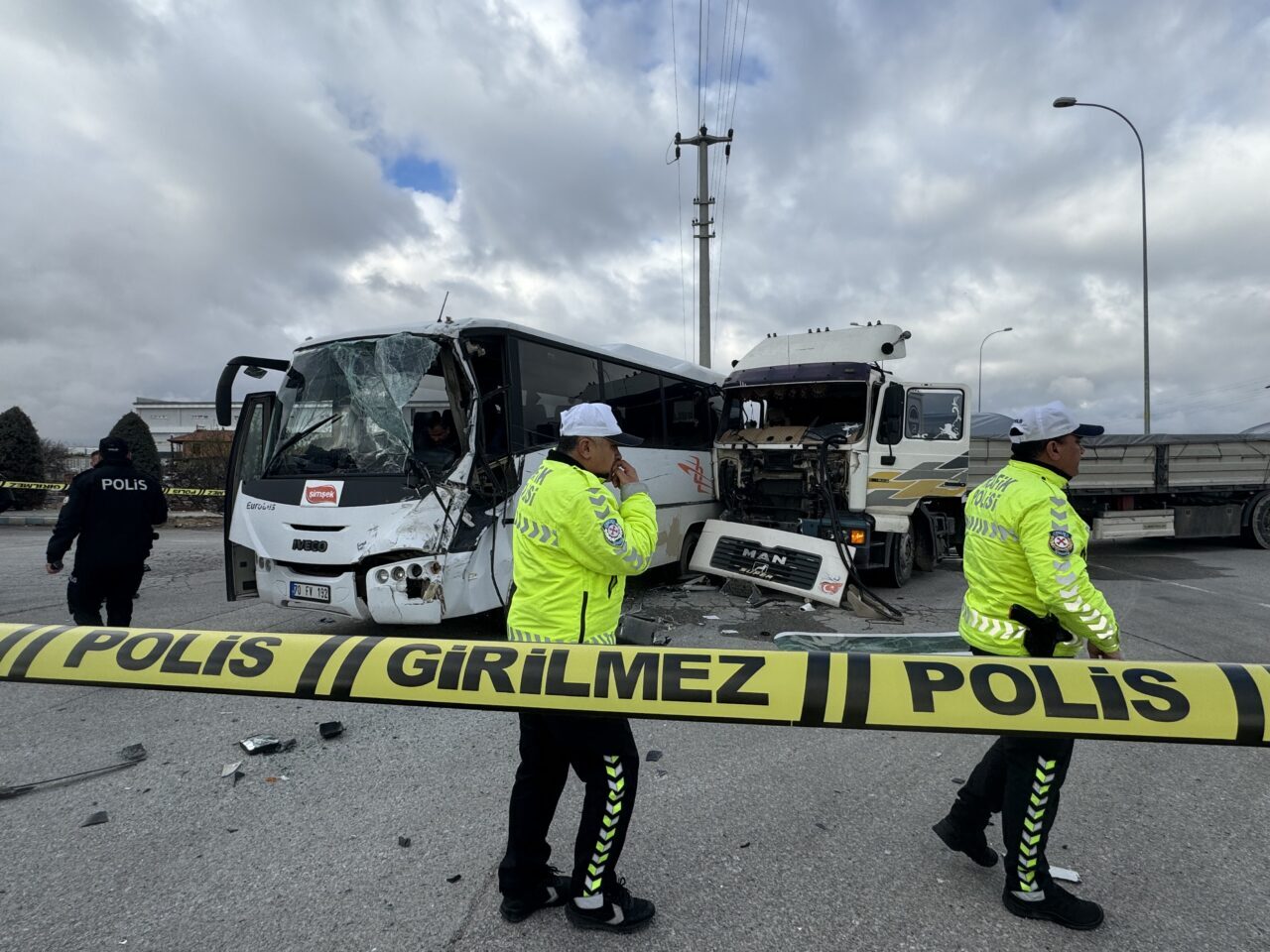 KARAMAN (AA) – Karaman'da fabrika işçilerini taşıyan midibüs ile tırın
