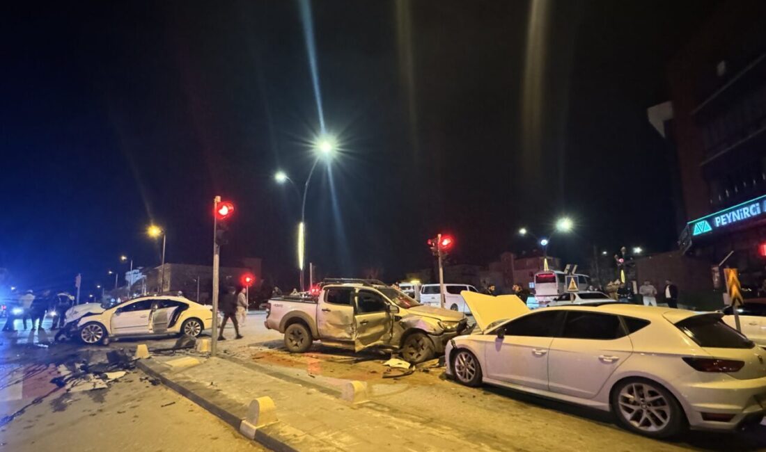 KARAMAN (AA) – Karaman'da pikap ile otomobilin çarpıştığı kazada 6