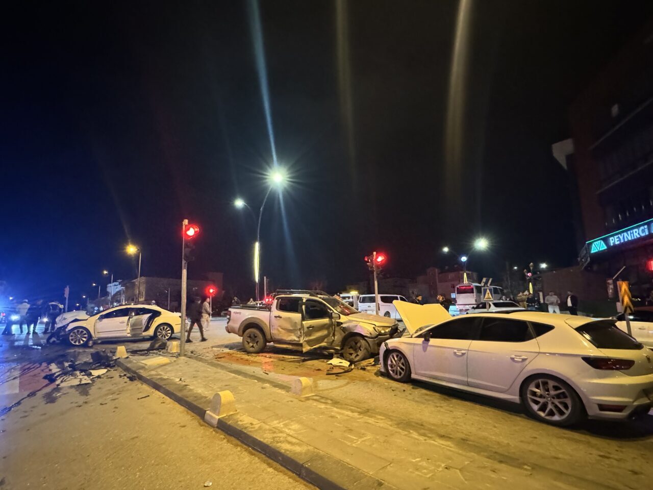 KARAMAN (AA) – Karaman'da pikap ile otomobilin çarpıştığı kazada 6