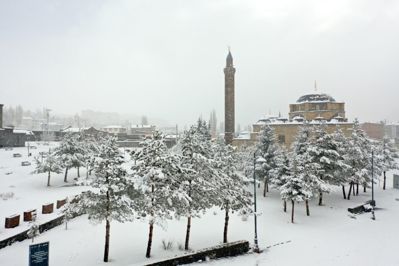 - Kar yağışının etkisini sürdürdüğü kentte Kars Kalesi ve tarihi