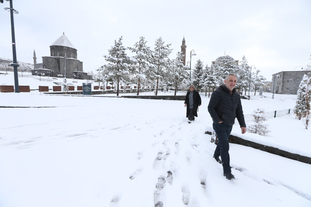 KARS (AA) – Kars ve Ardahan'da kar yağışı iki gündür