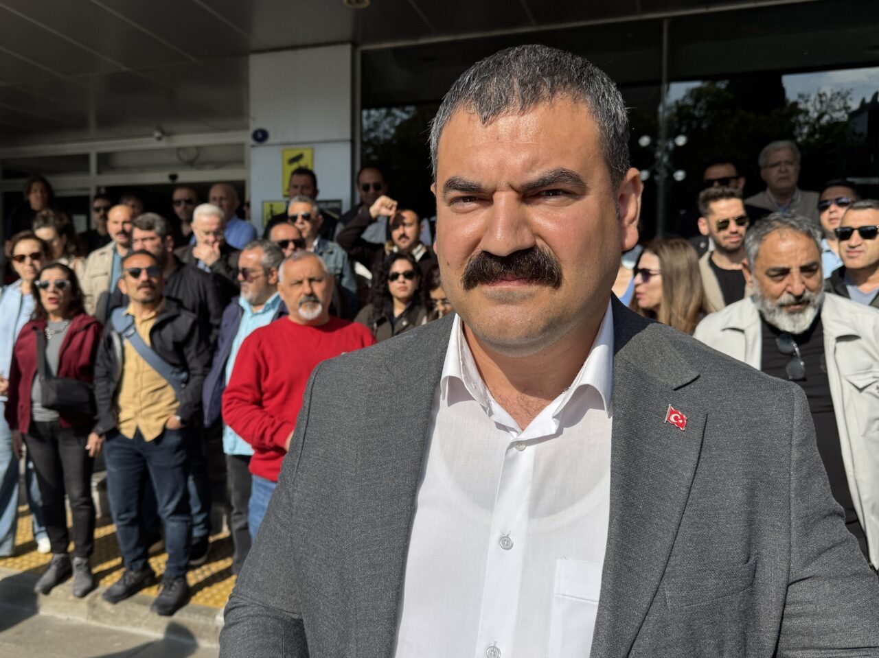 İZMİR (AA) – İzmir'in Karşıyaka Belediyesi'nde çalışan 455 memur, alacaklarının