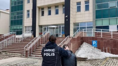 KARS (AA) – Kars'ta bir apart eve düzenlenen uyuşturucu operasyonunda