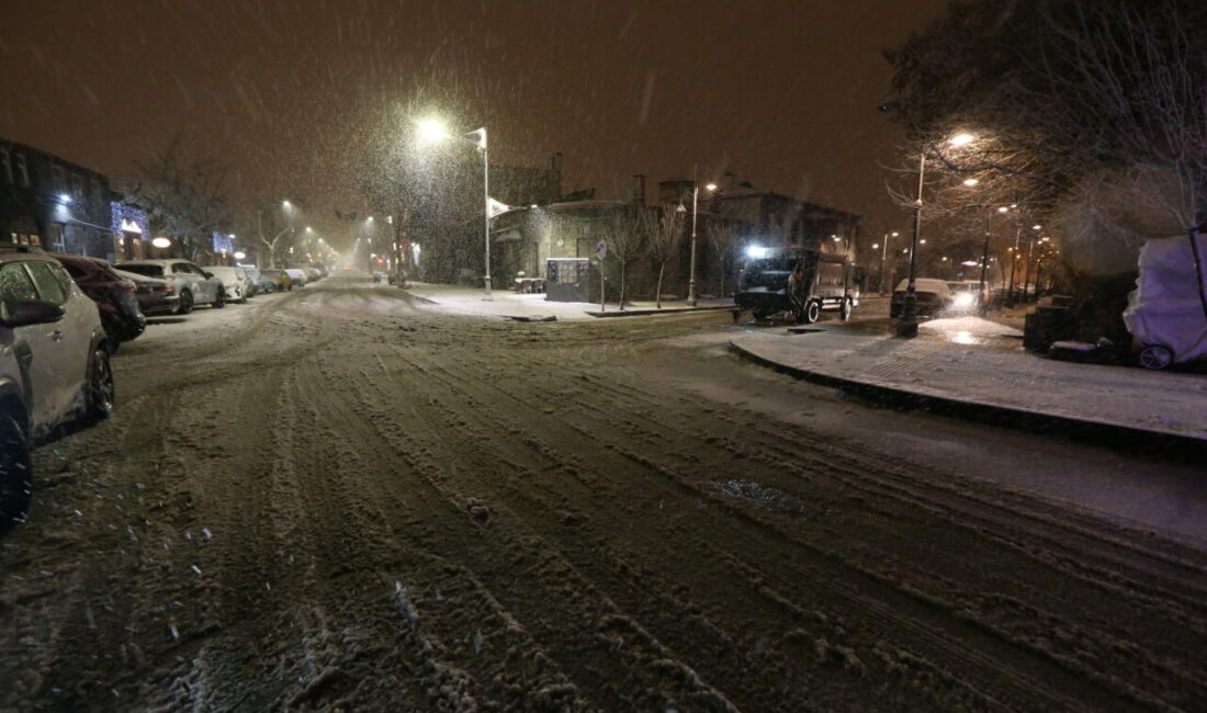 KARS (AA) – Kars'ta akşam saatlerinde başlayan kar kenti beyaza