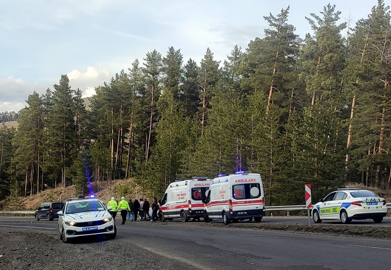 KARS (AA) – Kars'ta bariyerlere çarparak ters dönen araçtaki 3