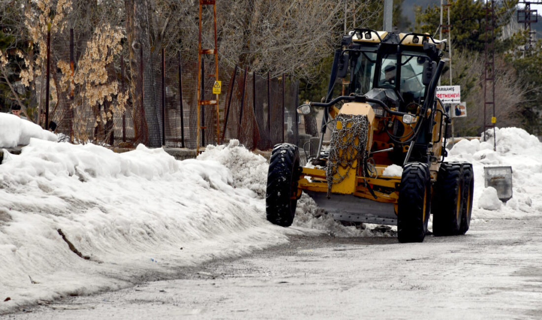 KARS (AA) – Kars'ın Sarıkamış ilçesinde ekiplerin kar küreme ve