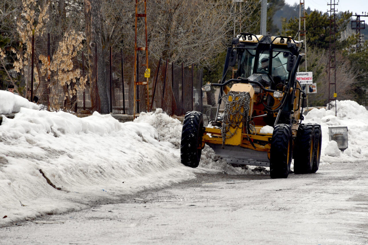 KARS (AA) – Kars'ın Sarıkamış ilçesinde ekiplerin kar küreme ve